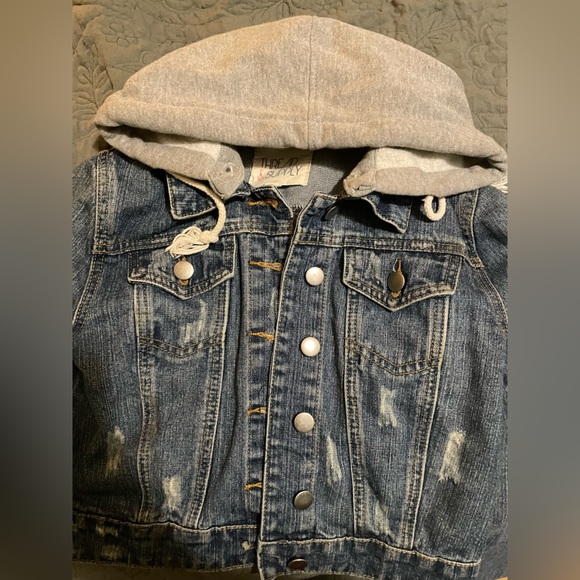 Cropped Jean jacket with detachable hood - Picture 8 of 11